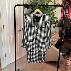 Business suit designed by Casual Corner, fabulous in excellent condition size 8.